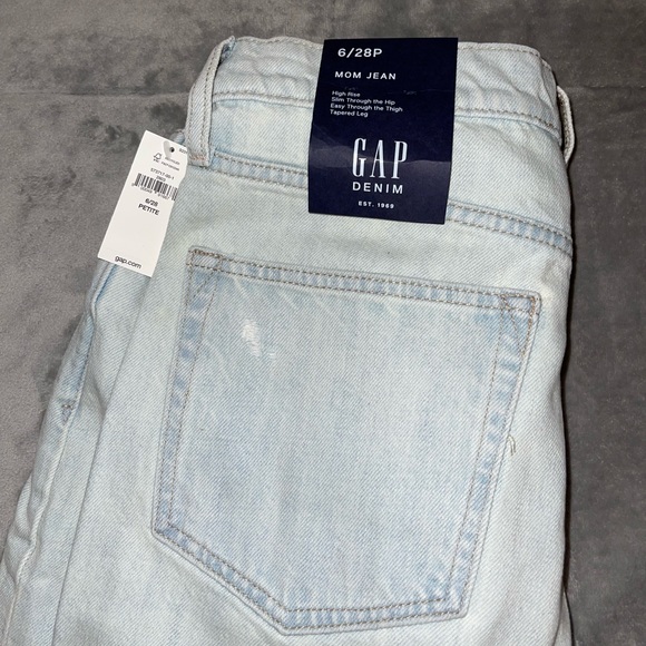 BRAND NEW Gap High Rise Mom Jeans Distressed Light Wash - Picture 3 of 3